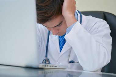 Doktor kavramı. Doktorlar ciddi yüzler yapıyoruz. Doktor 