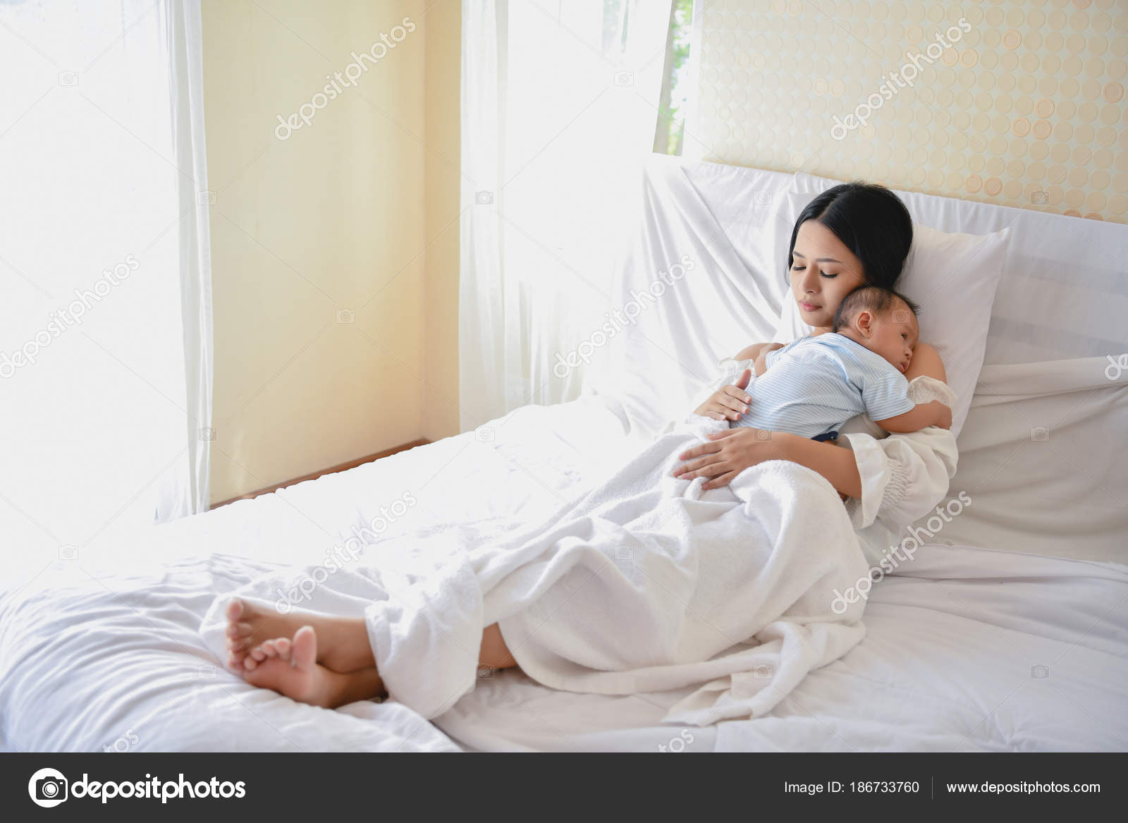 Neugeborenen Konzept Mutter Und Kind Auf Einem Weißen Bett