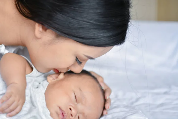 Neugeborenes Konzept. Mutter und Kind auf einem weißen Bett. Mutter und Baby — Stockfoto