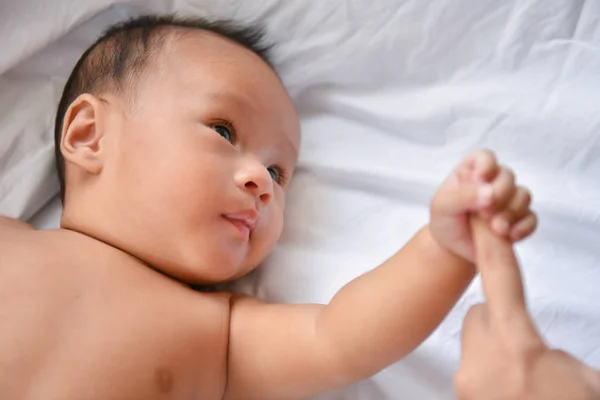 Concepto para recién nacidos. Madre e hijo en una cama blanca. Mamá y bebé b —  Fotos de Stock