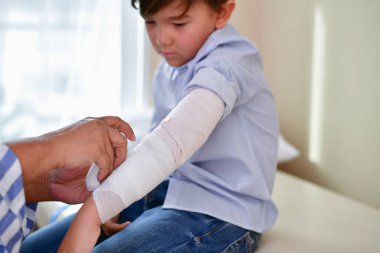 Sağlık kavramları. Doktor hastaya splint. Doktor