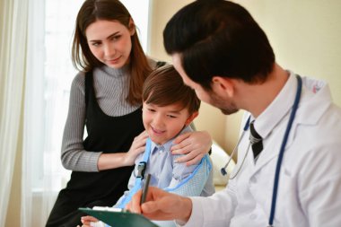 Sağlık kavramları. Doktor hastaya splint. Doktor