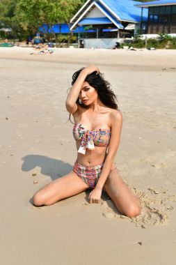 Mayolu seksi kız kavram. Bir swimsui giyen güzel kadın