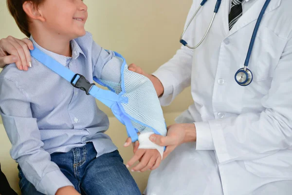 Concepts de santé. Le médecin attelle au patient. Le doc — Photo