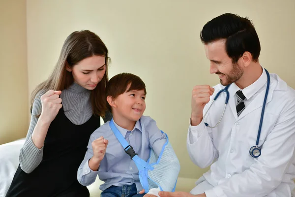 Koncepce zdravotnictví. Doktor je dlahování k pacientovi. Prohlášení o shodě — Stock fotografie