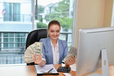 İş kavramları (Online iş). Genç işkadını Holding 