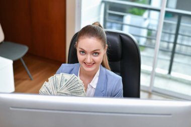 İş kavramları (Online iş). Genç işkadını Holding 