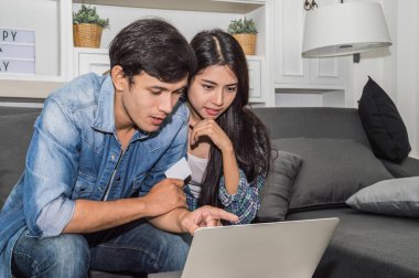 Oturma ro, mutlu duygu ile laptop ve kadın kullanan genç adam