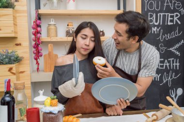 Aşık dikkatle mutfakta yemek.