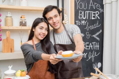 Aşık dikkatle mutfakta yemek.