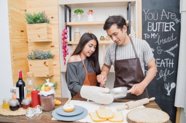 Aşık dikkatle mutfakta yemek.