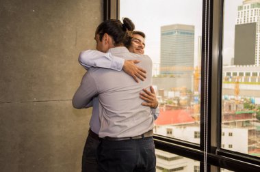 Genç iş adamları ofiste çalışıyoruz.