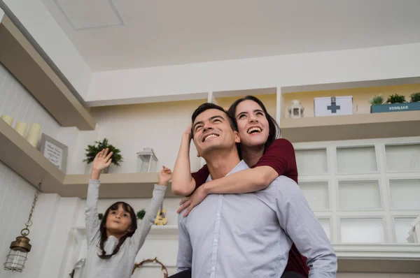 Esta Familia Sonríe Felizmente Casa — Foto de Stock
