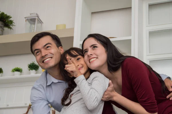 Esta Familia Sonríe Felizmente Casa — Foto de Stock