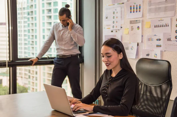 Youngs está trabajando en los antecedentes de edificios de oficinas — Foto de Stock