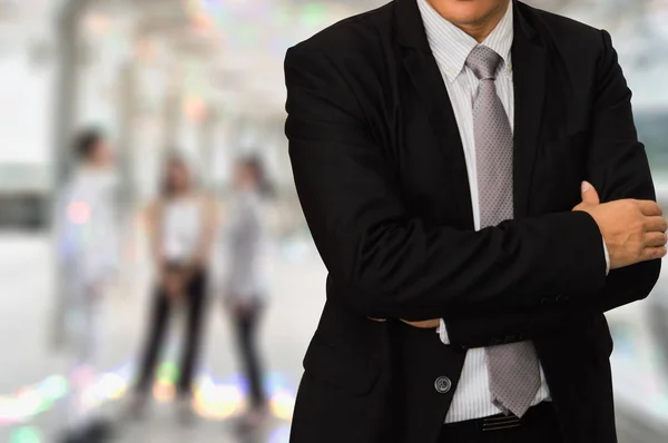Modelo masculino em um terno posando no fundo do escritório — Fotografia de Stock