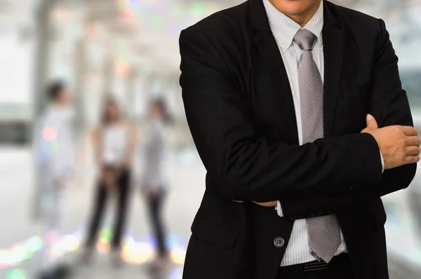 Modelo masculino en traje posando sobre fondo de oficina — Foto de Stock