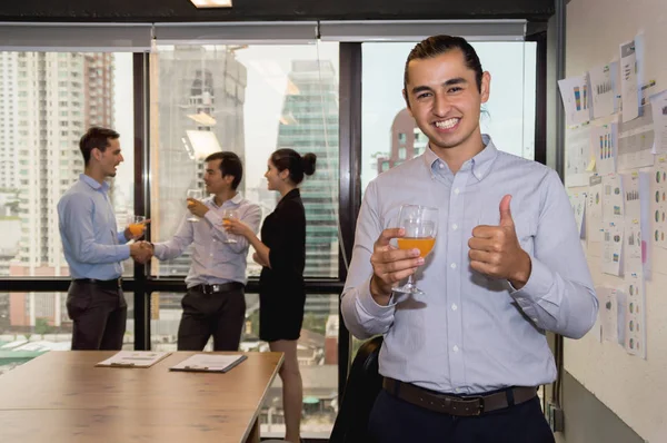 Youngs επιχειρηματίες γιορτάζουμε την επιτυχία στο γραφείο. — Φωτογραφία Αρχείου