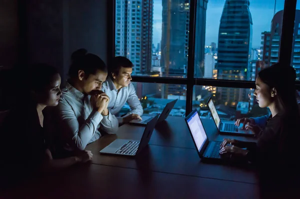 Businesspeople working overtime in nighttime at the office. — Stock Photo, Image