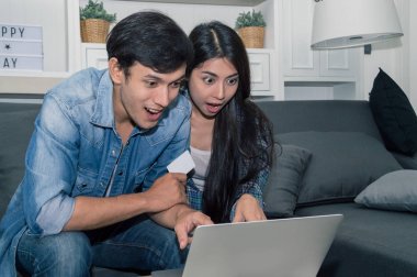 Oturma ro, mutlu duygu ile laptop ve kadın kullanan genç adam