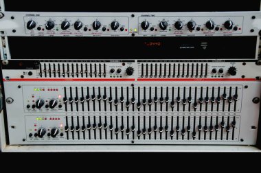 Ses kayıt stüdyosunun karıştırma masasını dengeleyici 