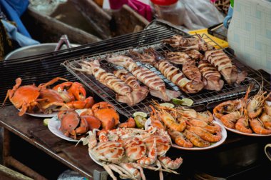 Sıcak kömür soba üzerinde ızgara deniz ürünleri.