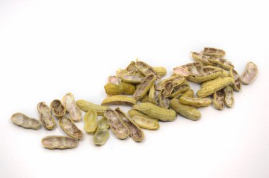 Beyaz arka plan üzerinde kaynatın fıstık Closeup