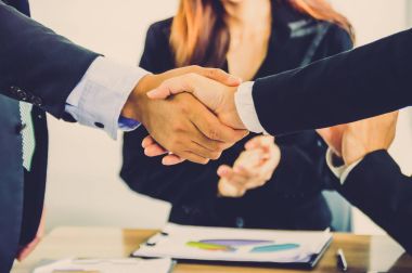 İşadamı görüntüsünü koordinasyon her diğer eller