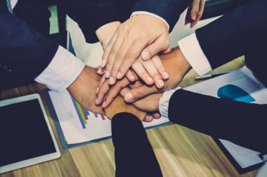 İşadamı görüntüsünü koordinasyon her diğer eller