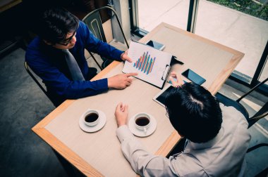 İki genç işadamları bir kafede sohbet.