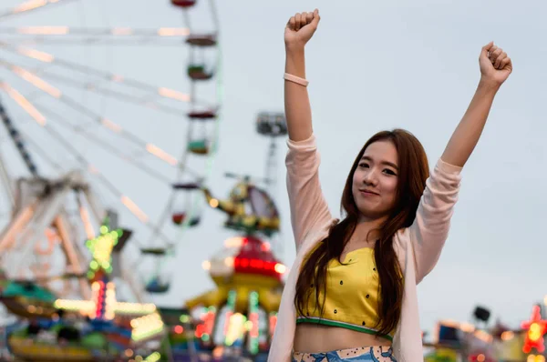 Las Mujeres Hermosas Son Felices Parque Atracciones —  Fotos de Stock