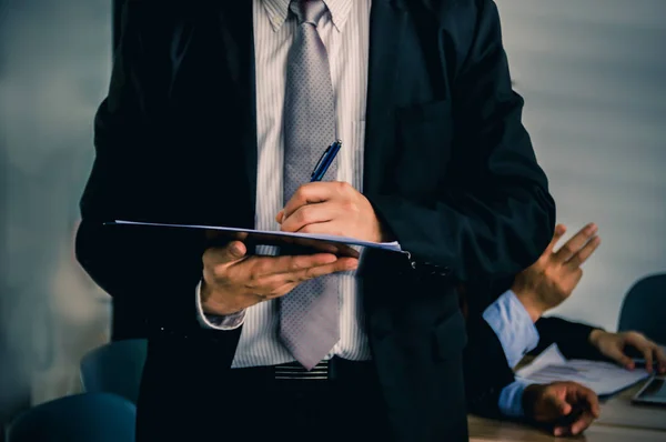 Αρσενικό μοντέλο σε ένα κοστούμι που ποζάρει στο παρασκήνιο γραφείο — Φωτογραφία Αρχείου