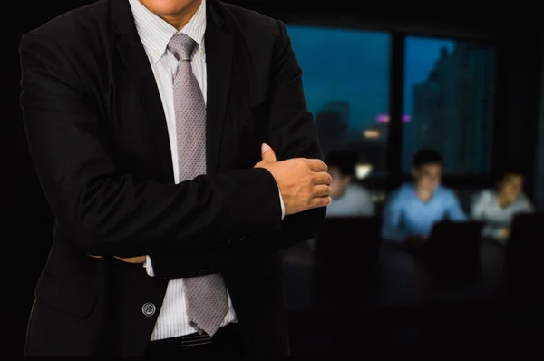 Grupo de empresarios que trabajan horas extras durante la noche . — Foto de Stock