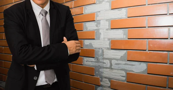 Modelo masculino em um terno posando no fundo de tijolo — Fotografia de Stock