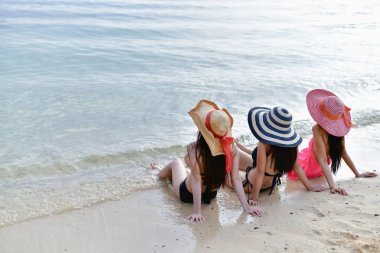 Mayolu seksi kız kavram. Bir swimsui giyen güzel kadın