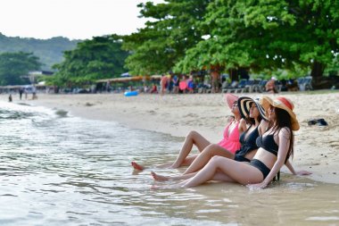 Mayolu seksi kız kavram. Bir swimsui giyen güzel kadın
