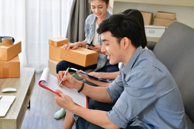 KOBİ iş kavramı. Asya gençler onların paketiDesteklenen ambalaj