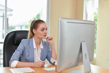 İş kavramları. Güzel iş kadını ofiste çalışıyor.