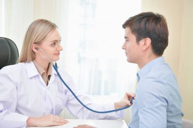 Sağlık kavramları. Doktor hastanın sağlık inceliyor. P
