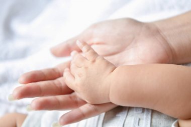 Yeni doğan kavramı. Anne ve çocuk beyaz bir yatakta. Anne ve bebek b