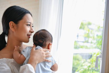 Yeni doğan kavramı. Anne ve çocuk beyaz bir yatakta. Anne ve bebek b