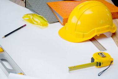 İşyeri mühendis mimari planlama, çizim inşaat projeleri için teftiş planları ile çalışan mimarlar.