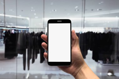 cep telefonu bulanık bir arka plan üzerinde tutan.