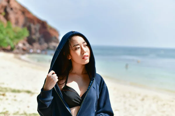 Sexy meisje concept in zwembroek. Mooie vrouw het dragen van een swimsui — Stockfoto