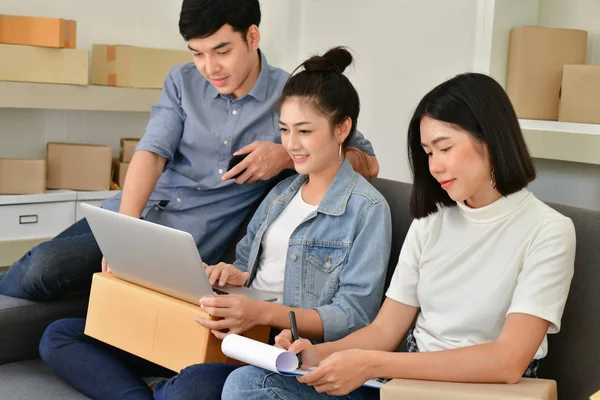 Concepto de negocio Sme. Jóvenes asiáticos están empacando sus paquetes — Foto de Stock
