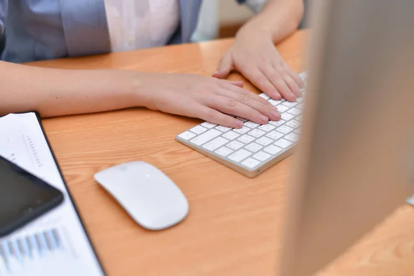 Conceptos de negocio. Hermosa mujer de negocios está trabajando en la oficina . — Foto de Stock