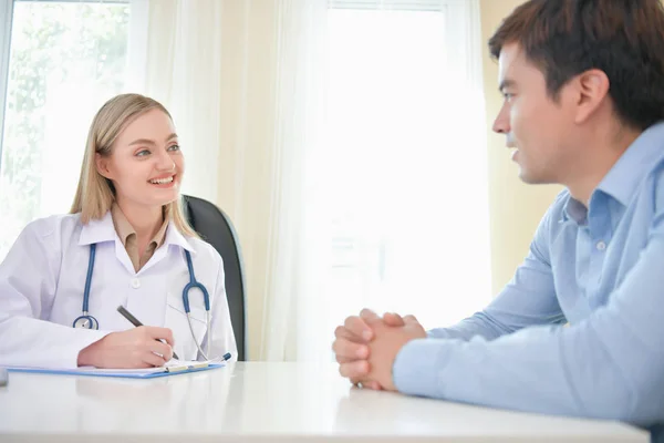 Health Concepts. The doctor is examining the patient's health. P — Stock Photo, Image