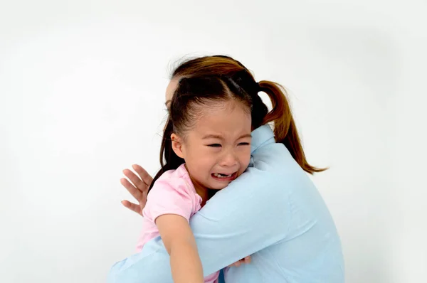 Portrait of asian little girl hugging her mother crying — Stock Photo, Image