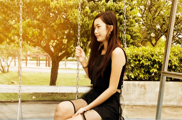 Atrakcyjna, młoda kobieta, ciesząc się jej czasu na zewnątrz w parku publicznym — Zdjęcie stockowe