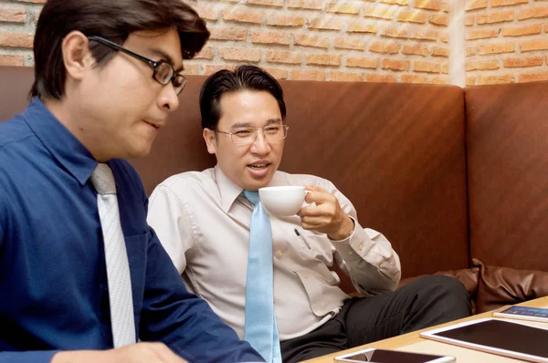 Twee Jonge Ondernemers Aan Het Chatten Bent Een Koffieshop — Stockfoto